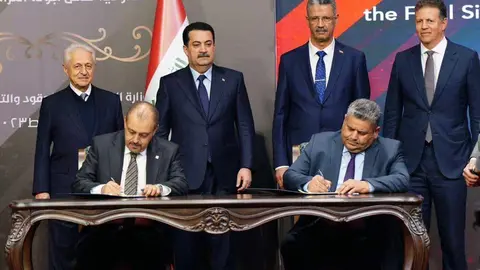 Un momento de la firma del contrato. (WAM)
 
الشارقة في 21 فبراير / وام / أعلنت “نفط الهلال” ومقرها الشارقة أنها  أبرمت ثلاثة عقود مع وزارة النفط العراقية مدتها 20 عاما ستتولى بموجبها  تقييم وتطوير وإنتاج النفط والغاز من رقعتين في محافظة ديالى وأخرى في محافظة البصرة وستسد هذه العقود الحاجة الملحة للغاز الطبيعي لتغذية محطات الطاقة القريبة وتحسين الخدمات الحكومية وإتاحة آلاف فرص العمل الجديدة في ديالى والبصرة .
كانت نفط الهلال  حصلت على هذه العقود في جولة التراخيص الخامسة.
وحسب بيان للشركة “ ستطور نفط الهلال حقول جلابات/كمر وخشم الأحمر/إنجانا في محافظة ديالى لإنتاج 250 مليون قدم قياسية مكعبة من الغاز الطبيعي في المرحلة الأولى كما ستُنفذ أعمال استكشاف وتطوير لرقعة التطوير الثالثة خضر الماي في محافظة البصرة  لإنتاج إمدادات غاز ونفط إضافية” .
تم إبرام العقود في  وزارة النفط في بغداد بحضور رئيس مجلس الوزراء العراقي محمد شياع السوداني ونائبه لشؤون الطاقة ووزير النفط حيان عبد الغني و حميد جعفر رئيس مجلس إدارة مجموعة شركات الهلال ومجيد حميد جعفر الرئيس التنفيذي لنفط الهلال. 
وقع العقود عبد الله القاضي المدير التنفيذي لقسم الاستكشاف والإنتاج في نفط الهلال وقدوري عبد سليم مدير عام شركة نفط الوسط وباسم عبد الكريم مدير عام شركة نفط البصرة.
ومن المتوقع أن تحقق العمليات في ديالى إنتاجها للغاز الأول بغضون 18 شهراً لإمداد محطات الطاقة المجاورة وستنشئ الشركة محطة معالجة للغاز في موقع المشروع وتمد خطوط أنابيب وتهيئ البنية التحتية اللازمة لتوصيل إمدادات الغاز.
وتلتزم نفط الهلال بتحقيق توظيف محلي للعراقيين في عمليات المشروع بنسبة 90 في المائة و//ستنفذ مجموعة متنوعة من نشاطات الخدمة المجتمعية تقدم عبرها أنشطة تدريب وبناء قدرات وتعليم ودعم وخدمات اجتماعية بما فيه منفعة لسكان محافظتي ديالى والبصرة//.
وقال عبد الله القاضي : ستدعم عملياتنا الجديدة آلاف الوظائف وفرص العمل الجديدة لتمتين الاقتصاد على المستويين المحلي والوطني وستسهم إمدادات الغاز والنفط التي ستنتجها عملياتنا في تحسين الخدماتِ وتطوير الاقتصاد المحلي للشعب العراقي.