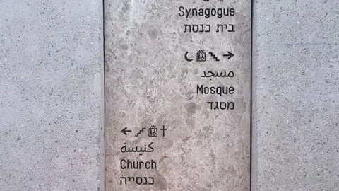 Mezquita, iglesia y sinagoga en La Casa Abrahámica de Abu Dhabi. (EL CORREO)