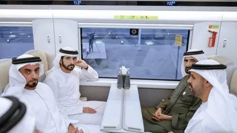 El gobernante y el príncipe heredero de Dubai en el tren inaugurado. (Twitter)