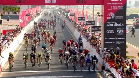 Llegada a meta de los ciclistas en la quinta etapa del Tour de Emiratos 2023. (Twitter)