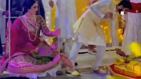 La novia pesada con lingotes de oro. (Twitter)