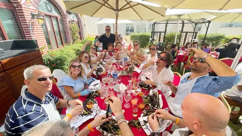 La VII Gran Calçotada en el Seville's de Dubai ofreció un excepcional ambiente. (EL CORREO)