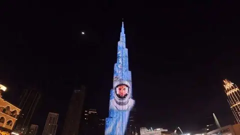 El Burj Khalifa iluminado con la imagen del astronauta emiratí. (Emaar)