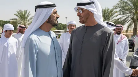 El presidente (derecha) y el vicepresidente de EAU. (WAM)