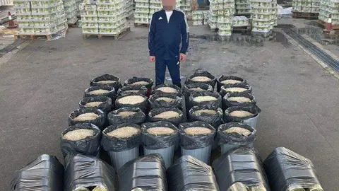 La Policía de Abu Dhabi difundió esta imagen del sospechoso con la droga confiscada.