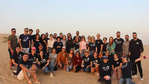 Participantes en la barbacoa en el desierto organizada por UCAM. (UCAM Dubai)