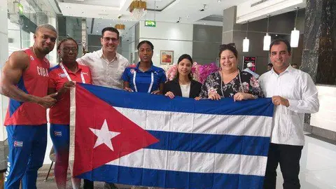 La atleta cubana con el personal de la Embajada de Cuba en EAU. (Cedida)
