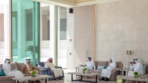 Un momento del encuentro entre el emir de Qatar y la delegación de EAU. (WAM)
