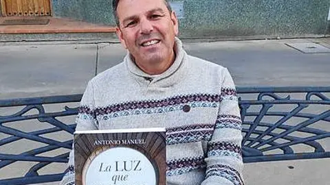 Antonio Manuel, en la puerta de su casa de Almodóvar del Río (Córdoba, España)