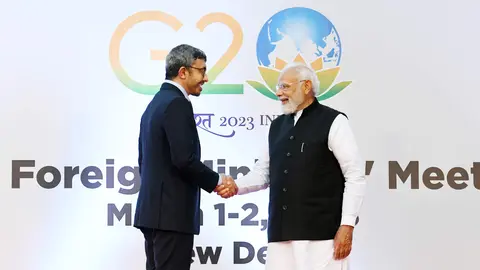 El ministro de Exteriores de EAU y el primer ministro indio en el G20. (WAM)