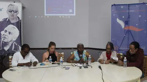 Un momento de la conferencia de prensa, con el micrófono en la mano Lázara Herrera, presidenta del Festival. (Sergio Martínez)