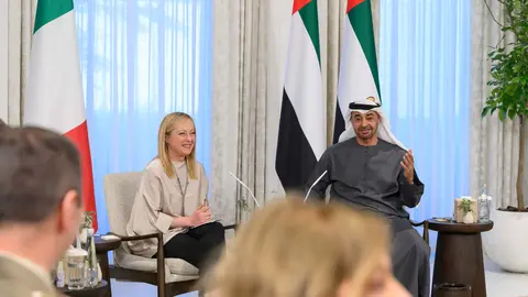 La primera ministra italiana con el presidente de EAU en Abu Dhabi. (WAM)