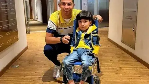 La estrella de fútbol Cristiano Ronaldo conoció a Ibrahim al-Anzi el 3 de marzo de 2023. (Fuente externa)