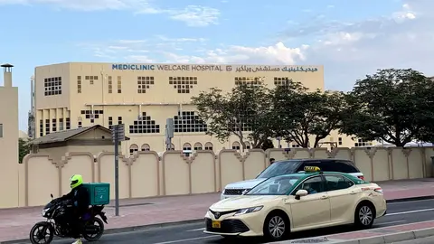 Un repartidor en moto en Dubai. (EL CORREO)