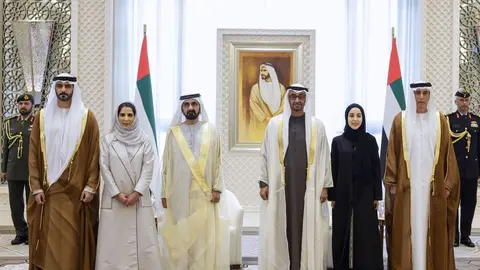 Los nuevos ministros junto al presidente y vicepresidente de Emiratos. (Dubai Media Office)