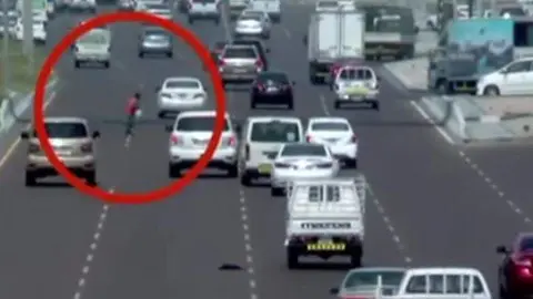 Un kamikace en una carretera de Abu Dhabi. (Instagram)