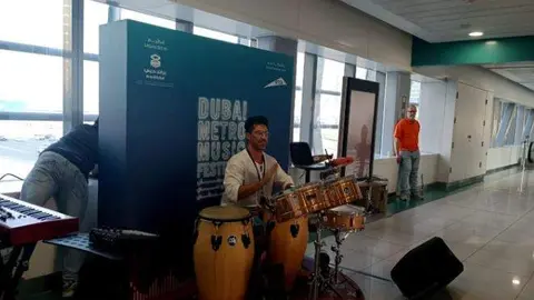 El artista cubano Ernesto Vidal en el Metro de Dubai. (Fuente externa)