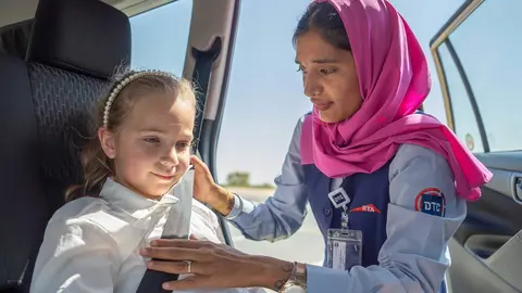Una taxista junto a una escolar en Dubai. (RTA)