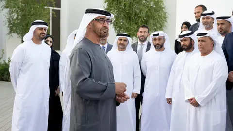 El presidente de EAU junto al equipo de Etihad Rail. (WAM)