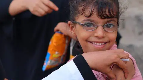 Una menor recibe una vacuna en Yemen. (Unicef)