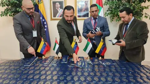 Representantes de la Embajada de Venezuela en Abu Dhabi junto a los pasaportes. (Ministerio del Poder Popular para Relaciones Exteriores)
