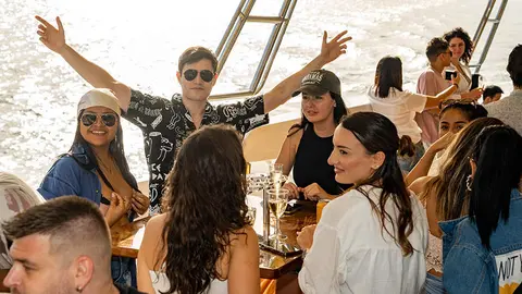 Poseidon Prosecco Yacht Party es la opción perfecta para distrutar de una fiesta en yate de lujo entre amigos mientras se navega por las aguas de Dubai con bebidas y canapés ilimitados. (Cedida)