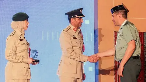 El guardia civil Raúl Capello saluda al comandante jefe de la Policía de Dubai. (Twitter)