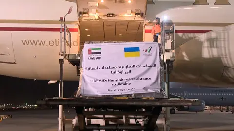 Una imagen de la agencia de noticias WAM con un avión emiratí con carga de ayuda a Ucrania.