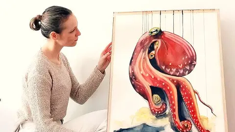 Ana Ruiz, arquitecta, artista e ilustradora, junto a una de sus obras. (Cedida)