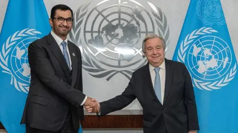 El ministro emiratí junto al secretario general de Naciones Unidos. (WAM)
