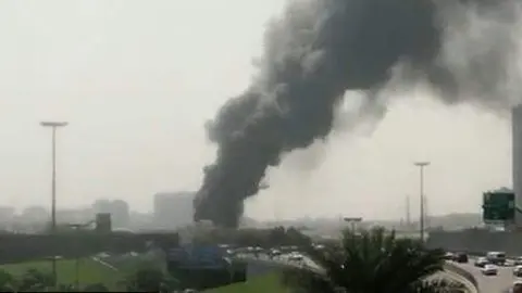 Una captura de pantalla de un vídeo del incendio difundido en Twitter.