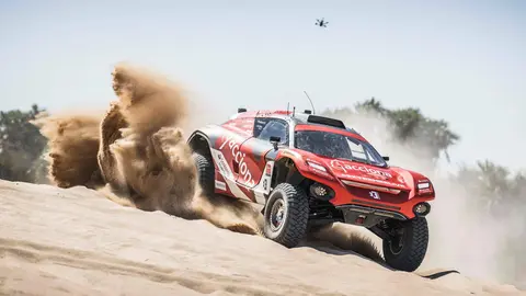 El coche del equipo Acciona en el desierto saudí. (Cedida)