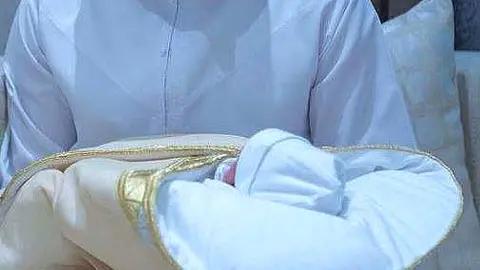 El príncipe heredero de Dubai muestra a su tercer hijo. (Instagram)