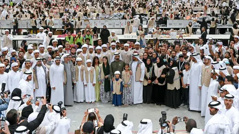 Los voluntarios junto a la familia real de Dubai. (WAM)