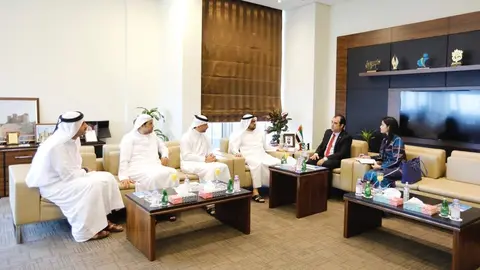 Un momento del encuentro entre el gobernante del emirato de Fujairah y el embajador de Cuba en Abu Dhabi. (WAM)