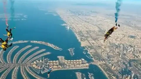 Los paracaidistas de Dubai en acción. (Instagram)
