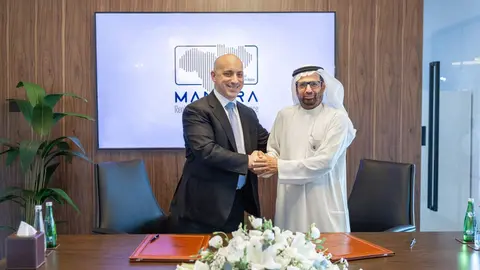 Jonathan Greenblatt de la Liga Antidifamación con Ali Al Nuaimi, presidente del Centro Manara, en Abu Dhabi este martes. (WAM)