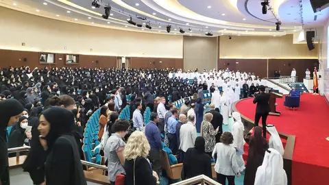 La inaguración en los Higher Colleges of Technology de la exposición contó con una masiva presencia de alumnos. (Cedida)