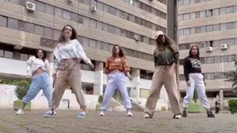 Una captura de pantalla del baile difundido por las adolescentes iraníes. (Twitter)