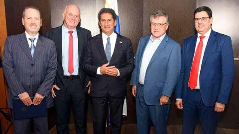 Representantes de Irena y autoridades del Uruguay. (Twitter)