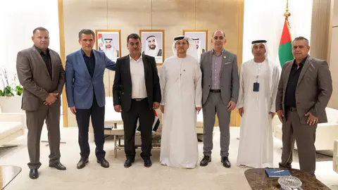 Autoridades emiratíes junto a la delegación palestina. (WAM)