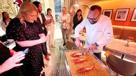 El momento estelar del arroz de carabineros en la Inauguración de José by Pizarro en Abu Dhabi. (EL CORREO)