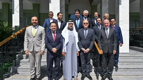 Embajadores  y diplomáticos de América Latina y el Caribe con el jeque Nahyan Mubarak Al Nahyan. (Twitter)