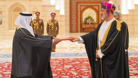 El embajador de Emiratos presenta sus credenciales ante el sultán de Omán. (WAM)