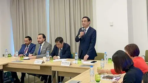 El presidente del Comité Popular de la Ciudad de Da Nang, Le Trung Chinh, el embajador de Vietnam en Emiratos Árabes Unidos, Nguyen Manh Tuan, y el jefe de la Misión Diplomática de Venezuela en Emiratos Árabes Unidos, Samir Al Attrach, entre otros, ocuparon la presidencia del evento. (Cedida)