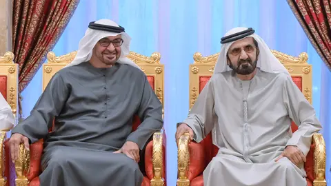 El presidente (izquierda) y el vicepresidente de EAU durante el iftar de este domingo. (WAM)