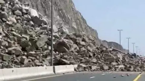 Caída de rocas en una carretera de Emiratos Árabes. (Twitter)