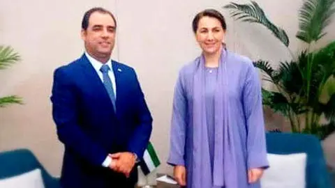 El embajador de Cuba junto a la ministra emiratí de Cambio Climático y Medio Ambiente. (Cedida)