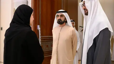 Sara bint Yousef Al Amiri, secretaria general del Consejo del Genoma de Emiratos, junto al presidente y el vicepresidente de EAU. (WAM)