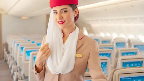 Una tripulante de cabina de la aerolínea Emirates. (Twitter)
